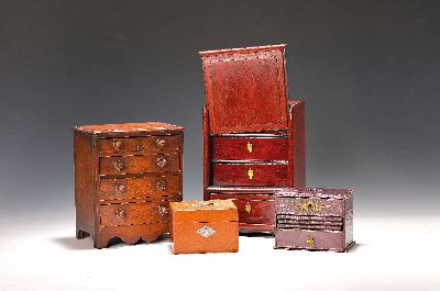Zwei Modellmöbel, Sparkasse und kl. Schatulle, Ende 19. und 20. Jh., Modellkommode, mit 6 Schubladen, um 1880, Mahagoni, ca. 15.5x16x10 cm, ...