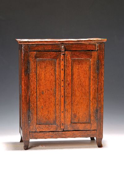 Modellschrank/Puppenmöbel, 19. Jh., Nussbaum massiv, Inneneinrichtung, ca. 26 x 21x 11 cm, EZ 2-3