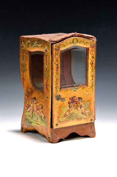 Modell einer Sänfte/Sedan Chair, um 1860/80 Korpus mit Samt und dünnen Metallplatten belegt, diese mit Umdruckverfahren dekoriert, spielende ...