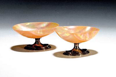 Zwei Fußschalen/Salieren mit Silberfuß, Sheffield, Anfang 20. Jh., Perlmuttschälchen, Füsse gefüllt, H. ca. 6.3 cm, B. ca. 11.5 cm