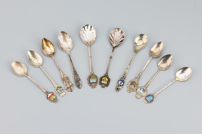 Konvolut 12 Andenkenlöffel, 10 x 800er Silber, 1 x 835er Silber, 1 x 925er Silber, versch. Dekore und Städte, u.a. Hamburg, München, Bad Pyrmont, ...