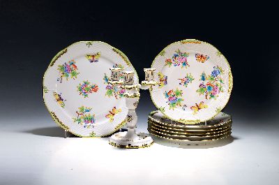 6 Teller, Kerzenleuchter und Platte, Herend, Viktoria, Porzellan, 6 flache Speiseteller, runde Platte D. 30 cm und Kerzenleuchter mit drei ...