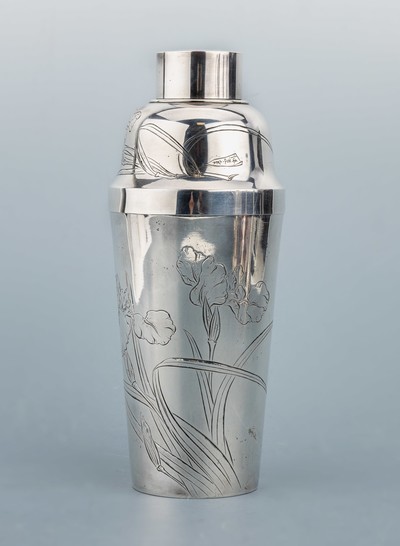 Cocktailshaker, Japan, wohl 1950-80, Feinsilber, konische Grundform, grav. Schwertliliendekor, elegante geschwungene Stängel, jugendstilnah, H. ca. ...