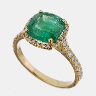 14 kt Gold Smaragd-Brillant-Ring, GG 585/000 gepr., facett. Smaragd im Kissenschliff ca. 2.40 ct (beh.), nat. Merkmale/Kerben an der Oberfläche, 40 ...