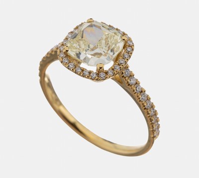 18 kt Gold Diamant-Ring, GG 750/000, 1 Diamant im Kissenschliff ca. 1.55 ct fancy light yellow/vs, 42 Brillanten zus. ca. 0.31 ct feines ...