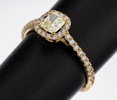 18 kt Gold Diamant-Brillant-Ring, GG 750/000, 1 Diamant im Kissenschliff ca. 0.45 ct fancy light yellow/vs, 34 Brillanten zus. ca. 0.28 ct feines ...