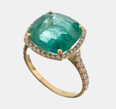 18 kt Gold Smaragd-Brillant-Ring, GG 750/000 gepr., facett. Smaragd im Kissenschliff ca. 6.0 ct, nat. Merkmale/Kerbenan der Oberfläche, 34 ...
