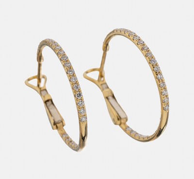 Paar 18 kt Gold Brillant-Ohrcreolen, GG 750/000 gepr., außen und innen jeweils hälftig bes. mit insges. 64 Brillanten zus. ca. 0.32 ct feines ...