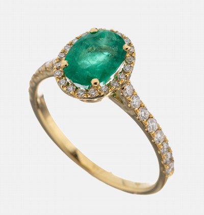 18 kt Gold Smaragd-Brillant-Ring, GG 750/000 gepr., ovalfacett. Smaragd ca. 1.20 ct, nat. Merkmale/Kerben z.T. bis zur Oberfläche, 36 Brillanten ...
