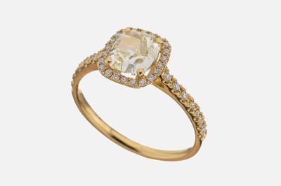18 kt Gold Diamant-Ring, GG 750/000, 1 Diamant im Kissenschliff ca. 1.25 ct fancy light yellow/vs, 22 Brillanten zus. ca. 0.25 ct feines ...