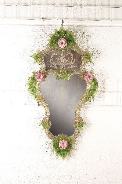 Venezianischer Wandspiegel, Murano, um 1900, geschweifte Form, Glasaufbau in Form von Blüten, Blättern und Rocaillen, farblose Blüten und opak ...