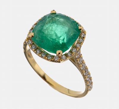 18 kt Gold Smaragd-Brillant-Ring, GG 750/000 gepr., facett. Smaragd im Kissenschliff ca. 4.50 ct nat. Merkmale/Kerbenan der Oberfläche, 38 ...