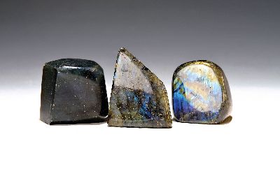 Set aus drei Labradorit-Freiformen, Madagaskar, 1141.65g, außergewöhnliches Set, schillerndes Farbspiel in Blau-, Grün- und Goldtönen, Unikat, ...