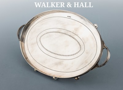 WALKER & HALL Silbertablett, England, Sheffield, 1921, 925er Silber, ovale Grundform, umlaufender hochgezogener Galerierand mit senkrechten ...