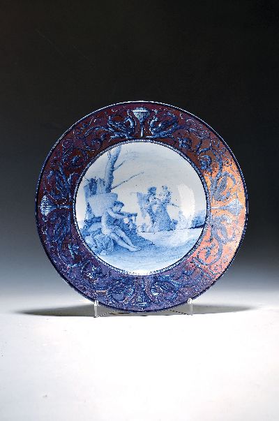 Fayenceteller, Italien, 19. Jh., mit umlaufenden Renaissancedekor staffiert, lüstriert, im Spiegel feine figürliche Handbemalung, D. ca. 37 cm