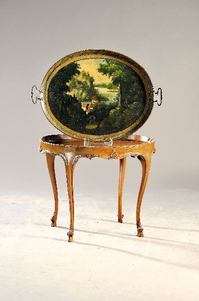 Tablett-Tisch, England, um 1900, Tisch Nussbaum massiv, eingesetztes Tablett aus Kupfer, bemalt, Landschaftsdekor, zwei Handhaben, Glasplatte, ca. 61 ...