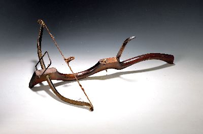 Kugelschnäpper, um 1900, Holzschaft mit zweiteiligem Abzug aus Bein, Bogen aus Horn, diopterartige Visierung, Doppelsehne, leichte Altersschäden, ...