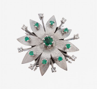 18 kt Gold Smaragd-Diamant-Kettenschließe, WG 750/000 gepr., Blütenform, für 3-rhg. Kette, 9 rundfacett. Smaragde zus. ca. 0.14 ct8 8/8-Diamanten ...