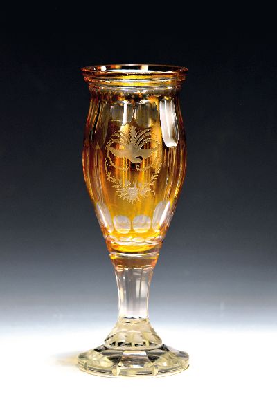 Drei Glaspokale, wohl Haida bzw. Böhmen, Anfang 20. Jh., Jugendstilpokal, partiell gelb gebeizt, geschnitten, Taube und Blumenmotiv, H. 22.5 cm, b. ...
