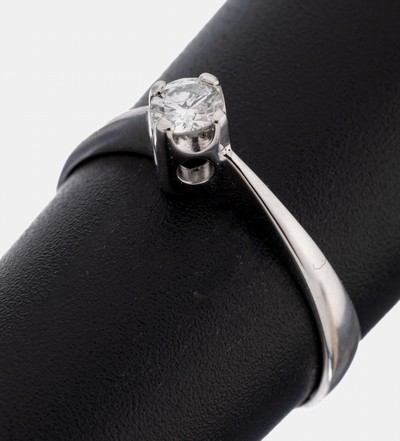 18 kt Gold Brillant-Ring, WG 750/000, gepr., Brillant ca. 0.18 ct Weiß/p1, RW 53, ca. 1.8 g
