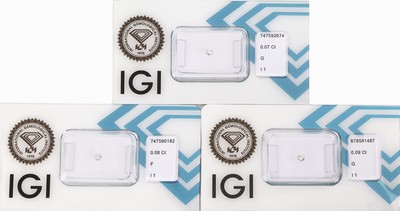 Lot 3 lose Brillanten, zus. 0.24 ct, 1 x 0.07 ct feines Weiß(G)/p1, 1 x 0.08 ct feines Weiß(F)/p1, 1 x 0.09 ct feines Weiß(G)/p1, jew. ...