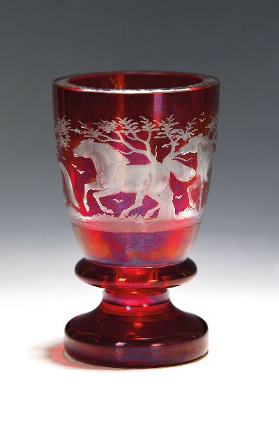 Pokal, wohl Böhmen oder Bayern, um 1890/1900, farbloses schweres Glas, rubiniert, umlaufender Schnitt mit Bäumen und Pferden, H. ca. 14.5 cm