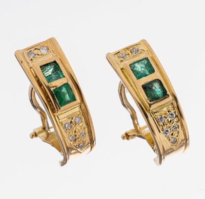Paar 18 kt Gold Smaragd-Brillant-Ohrstecker, GG 750/000 gepr., 4 Smaragd-Carrees zus. ca. 0.32 ct (1 St. besch.), nat. Merkmale/Kerben z.T. bis zur ...