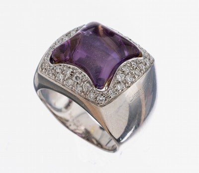 18 kt Gold Amethyst-Brillant-Ring, WG 750/000 gepr., Amethyst-Cabochon im Phantasieschliff ca. 6.0 ct, 40 Brillanten zus. ca. 0.20 ct Weiß/si, RW ...