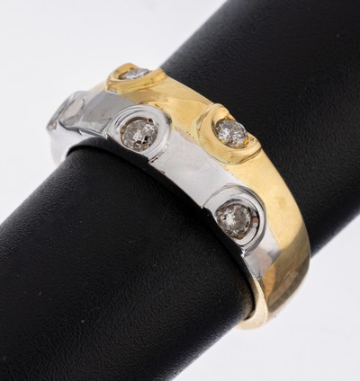18 kt Gold Brillant-Ring, GG/WG 750/000, 5 Brillanten zus. ca. 0.25 ct Weiß/p1, RW 54, ca. 4.8 g