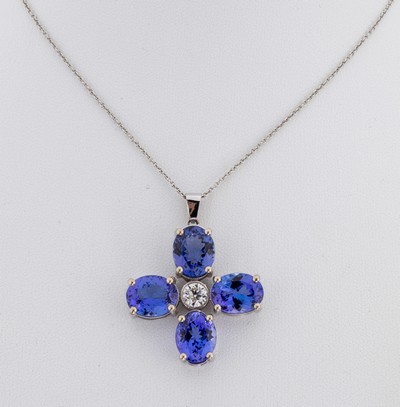 10 kt Gold Tansanit-Brillant-Anhänger, WG 417/000, Blütenform, 4 ovalfacett. Tansanite ca. 15.84 ct purplish-blue, 1 Brillant ca. 0.50 ct feines ...