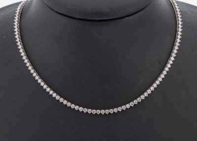 18 kt Gold Brillant-Collier, WG 750/000, 156 Brillanten zus. ca. 13.67 ct feines Weiß- Weiß/si1-si3, ca. 16.8 g, L. ca. 42 cm, Kastenschloss mit ...