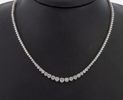 18 kt Gold Brillant-Collier, WG 750/000, 179 Brillanten im Verlauf zus. ca. 9.30 ct feines Weiß-Weiß/si1-si2, ca. 14.6 g, L. ca. 42 cm, ...