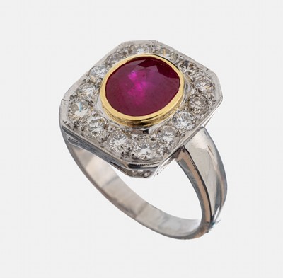 18 kt Gold und Platin Rubin-Brillant-Ring, Platin und GG 750/000, ovalfacett. Rubin ca. 2.20 ct deep purplish Red, Semitransparent (beh.), 14 ...