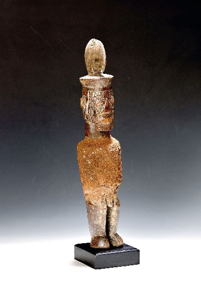 Kraftfigur, sog. Nkisi, Teke, Kongo, 20.Jh., Holz vollplastisch geschnitzt, Körpermitte mit dicker Lehmpatina, darunter wohl eingeschlossene ...