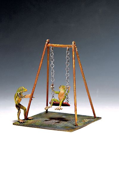 Schaukel mit zwei Fröschen, Wiener Bronze, signiert Bergmann, 20.Jh., Bronze, farbig staffiert, unterseitig signiert, H. ca. 12.5 cm