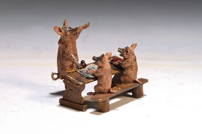 Schweineschule, Wiener Bronze, signiert Bergmann, Lehrer mit zwei Schülern am Pult sitzend, ca. 5.5x6 cm