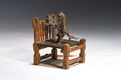 Erotische Katzen, Wiener Bronze, sign. Wasserkrug, polychrom staffiert, ca. 6x5.5x 5 cm