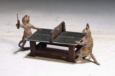 Katzen beim Ping Pong, Wiener Bronze, signiert Bergmann, bunt staffiert, ca. 4 .5x11 cm