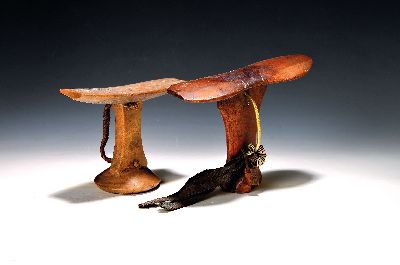 2 Kopfstützen, Turkana, Äthiopien, 20.Jh., Holz vollplastisch geschnitzt, H. 14/17 cm