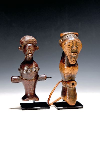 Zwei figürliche Flöten, Songye, Kongo, 20.Jh., Holz geschnitzt, auf Ständern montiert, H. 14/16 cm