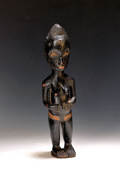 Weibliche Ahnenfigur, Baule, Elfenbeinküste, 20.Jh., Holz vollplastisch geschnitzt, schwarze Patina, H. 31 cm