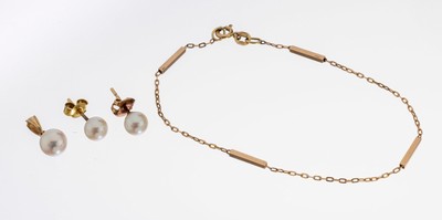 14 kt Gold Zuchtperl Konvolut, GG 585/000, best. aus: 1x Anhänger mit bewegl. Zuchtperle als Abhängung, 1x Paar Ohrstecker, jeweils 1 Zuchtperle, ...