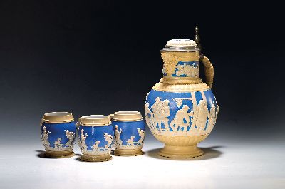 Bierkanne und sechs Krüge, Mettlach, Villeroy & Boch, 1895, Feinsteinzeug, num. 2210 u. 2211, zwei Krüge min. am Standring best., H. 35 cm, Kanne ...