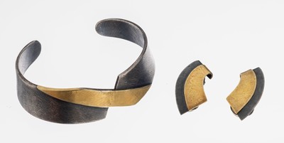 Designer Schmuckset, 925er Silber, teilverg., best. aus: Armspange ca. 6.5 x 5 cm und Paar Ohrclips ca. 25 mm, Oberfläche struktur.,modernes Design