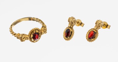 14 kt Gold Granat Schmuckset, GG 585/000, best. aus: Ring mit ovalem Granatcabochon, RW 55 und Paar Ohrstecker mit 2 ovalen Granatcabochons, ca. 10 ...