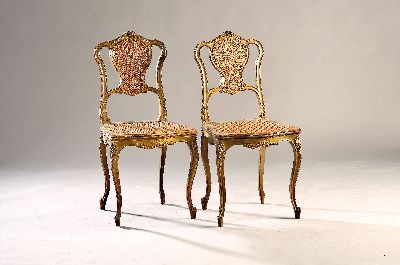 Paar Stühle mit Korbgeflecht, um 1880, Nussbaum, Reste von bronzefarbener Fassung, Rücken und Sitzfläche mit Geflecht, EZ 2-3, H. ca. 90 cm