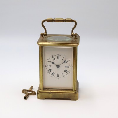 Französische 8-Tage Reiseuhr in 5-seitig verglastem Messinggehäuse, um 1900, schlichtes Geh. m. Tragebügel, facett-vergl., rücks. zu öffnen f. ...