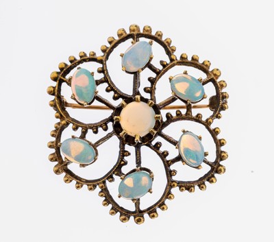 14 kt Gold Opal Brosche, GG 585/000 gepr., nach älterem Vorbild, durchbrochen gearbeitet,7 kl. Opalcabochons, Perlrandverz., D. ca. 3.5 cm, ca. 6.7 ...