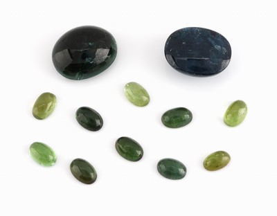 Lot 12 lose Turmaline, zus. ca. 19.29 ct, Cabochons in versch. Größen und Farbnuancen