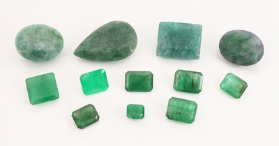 Lot 12 lose facett. Smaragde, zus. ca. 68.75 ct, versch. Schliffformen, Größen und Farbnuancen